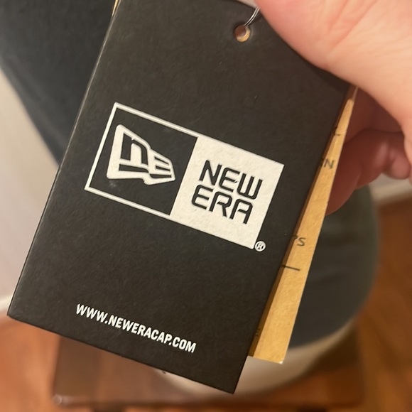 New Era New York Yankees girls cold shoulder top. Size 10-12 NWT. MLB. - Picture 9 of 10